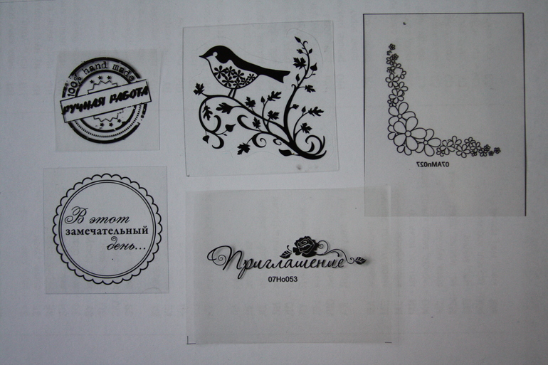 Пуговицы, салфетки, дырокольные вырубки, ленты, кружево,заготовка для открытки.