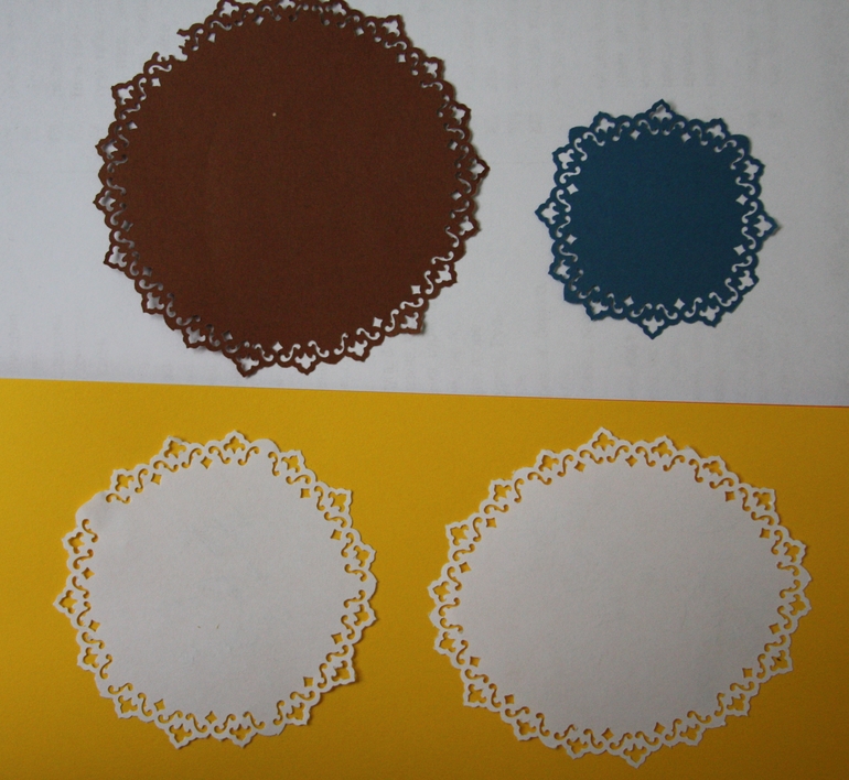 Пуговицы, салфетки, дырокольные вырубки, ленты, кружево,заготовка для открытки.