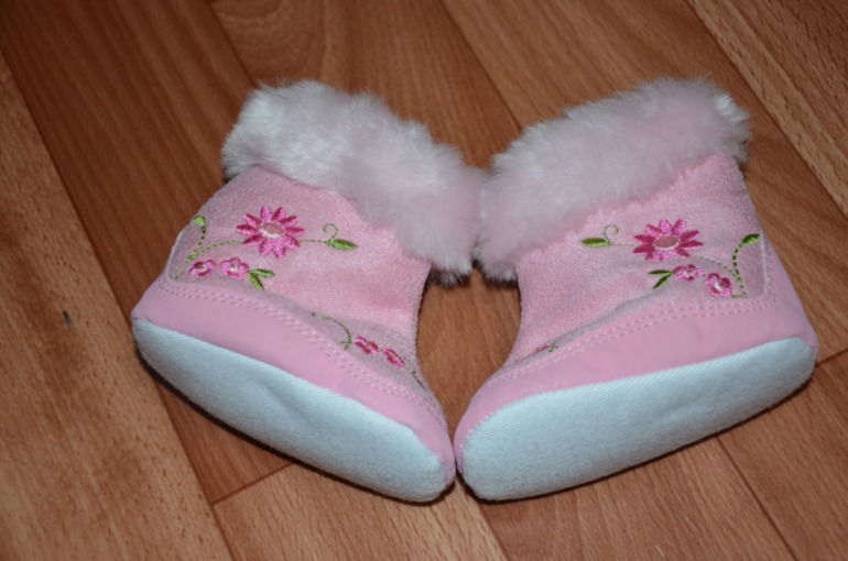 Продам сапожки для новорожденной девочки 1500 руб