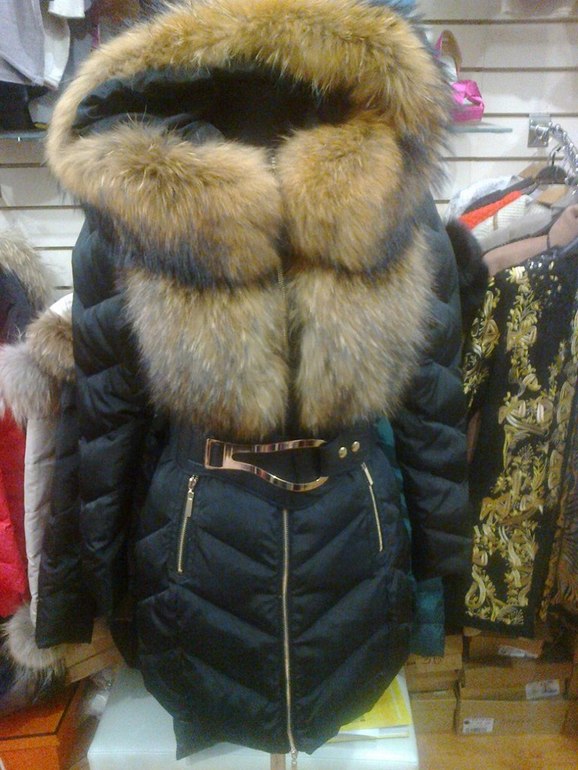Пуховик женский Moncler мех на груди 13200 руб