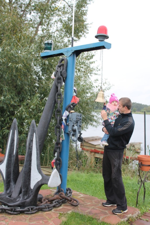 Мирослава познает животный мир.