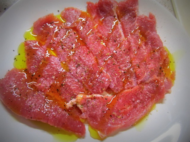 Салат с грилованной индейкой под соусом чили