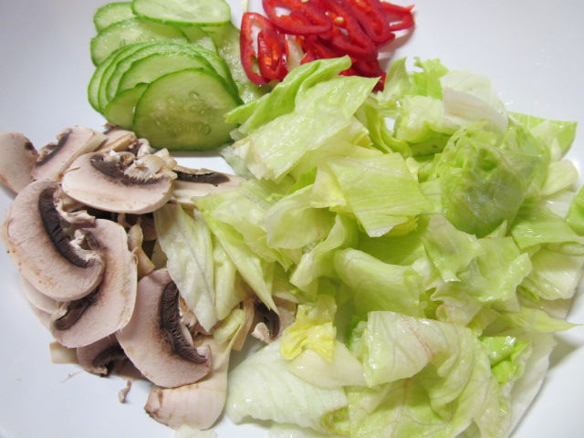 Салат с грилованной индейкой под соусом чили