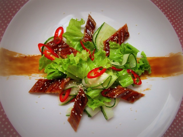 Салат с жареным угрём и чили