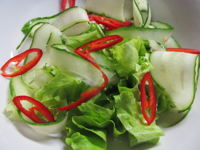 Салат с жареным угрём и чили