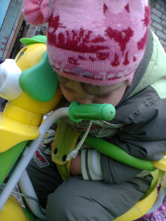 А ваш малыш спит на велике?