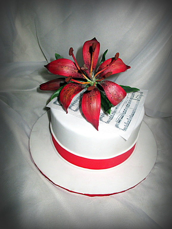 С лилией для девушки музыканта.