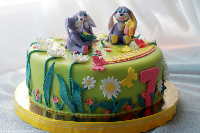 Зайчата в ромашках.