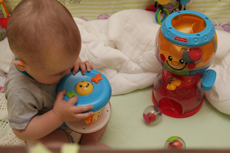 Выбрали игрушки к 10 месяцам.