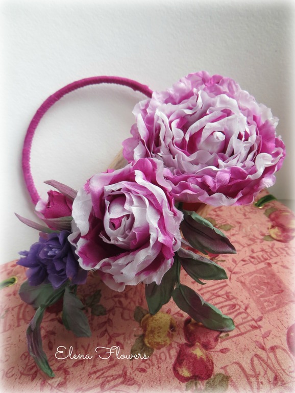 Венок с шелковыми фрезиями и розами.Ободок с розами и фиалками.