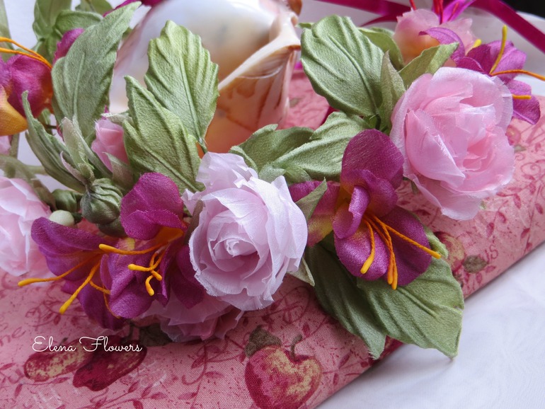 Венок с шелковыми фрезиями и розами.Ободок с розами и фиалками.