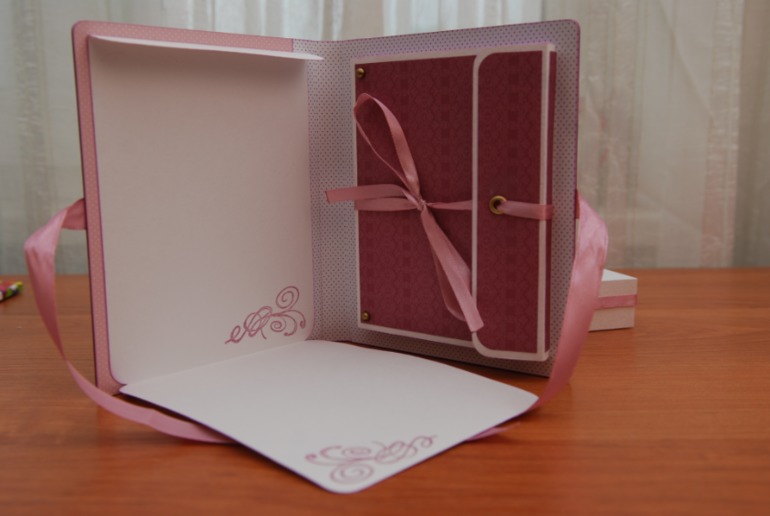 Блокнот и мини-альбом на 22 фотографии в коробочках