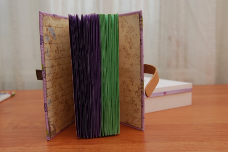 Блокнот и мини-альбом на 22 фотографии в коробочках