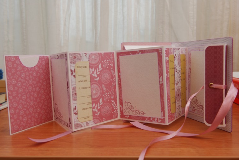 Блокнот и мини-альбом на 22 фотографии в коробочках