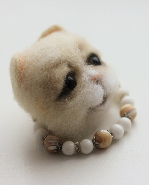 Брошка номер два)