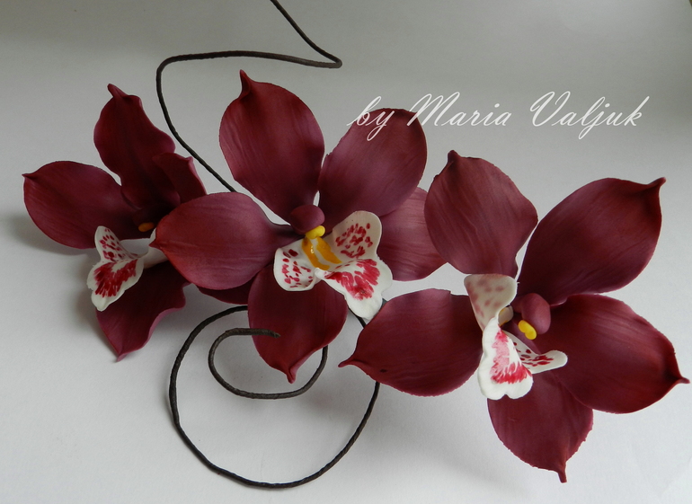 Торт  с сахарными орхидеями.