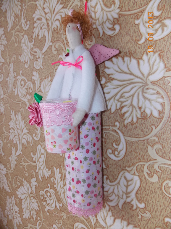 Хранительница ватных дисков и палочек.