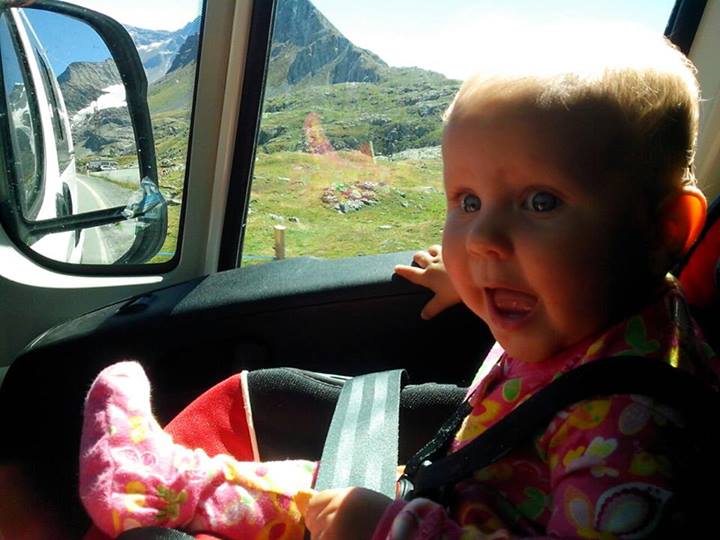 На машине с малышом далеко далеко