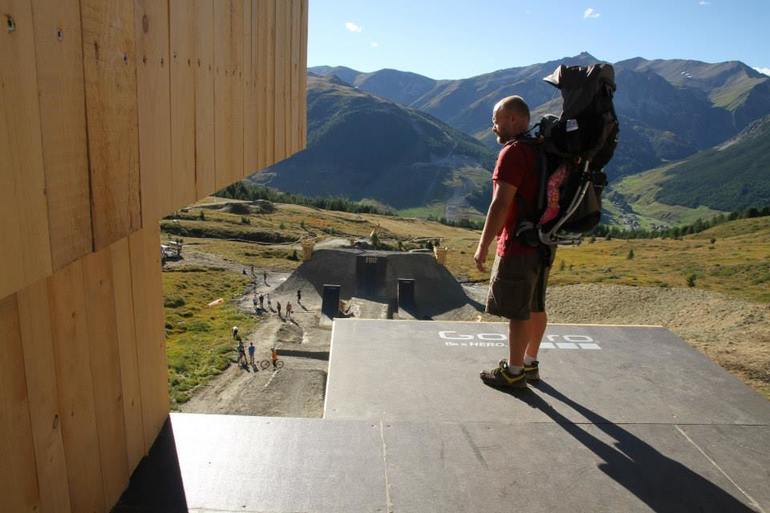 С малышом на машине далеко далеко.