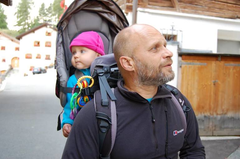 С малышом на машине далеко далеко.