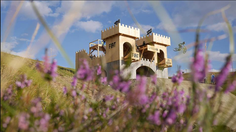 С малышом на машине далеко далеко.