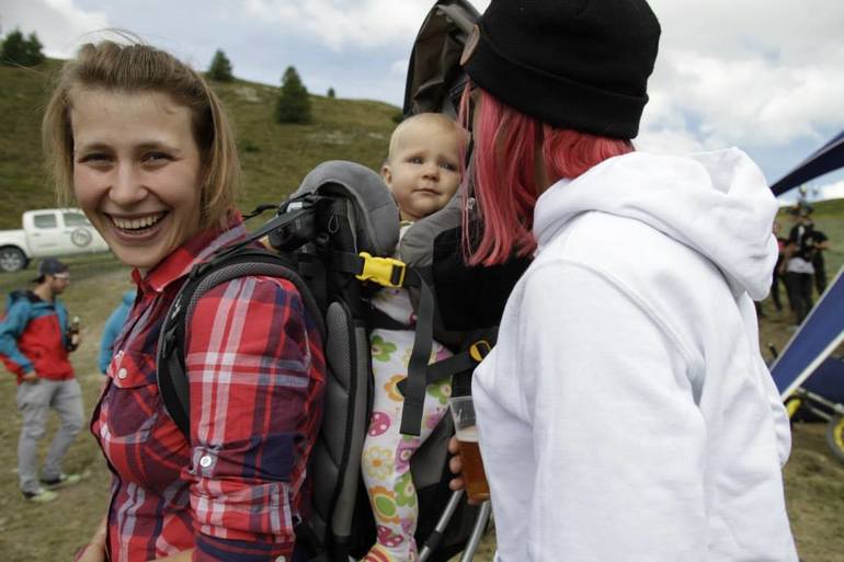 С малышом на машине далеко далеко.