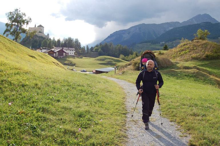 С малышом на машине далеко далеко.