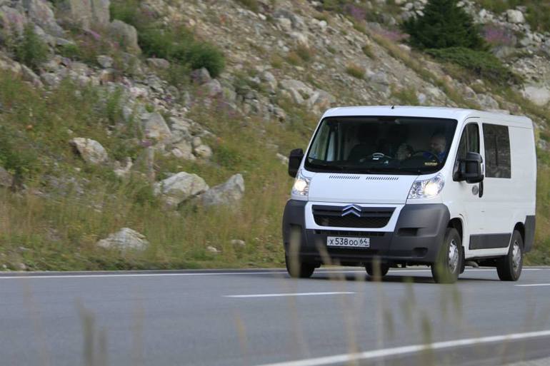 С малышом на машине далеко далеко.