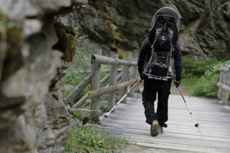 С малышом на машине далеко далеко.