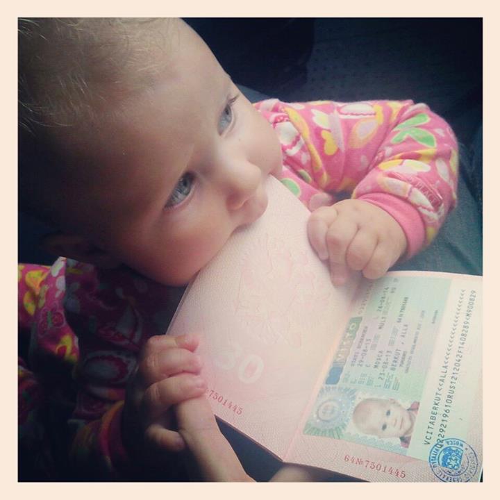 С малышом на машине далеко далеко.