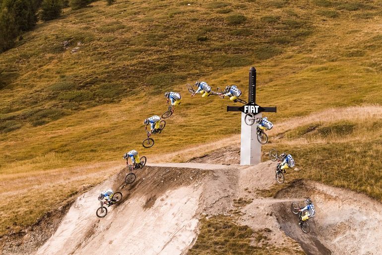 С малышом на машине далеко далеко.