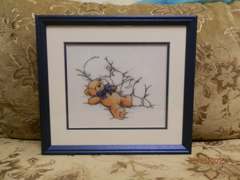 Малыш с мишкой и зимняя картинка