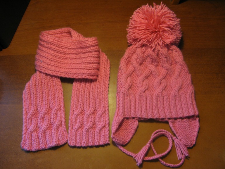 Шапочка и шарфик.
