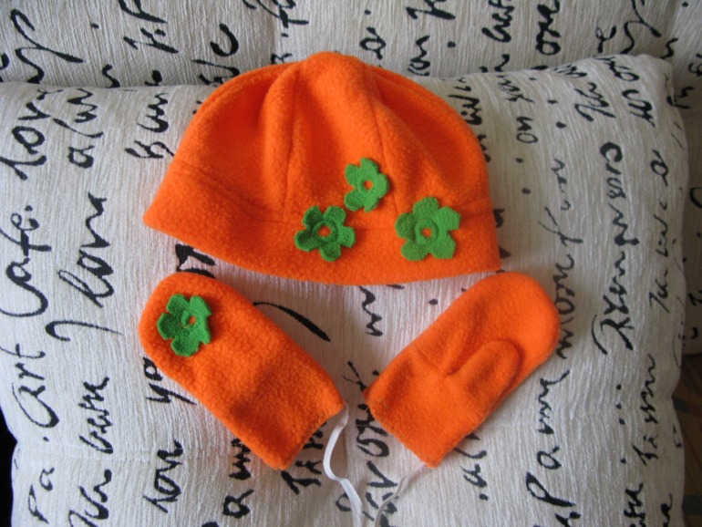 Из остатков флиса-шапочка с варежками.