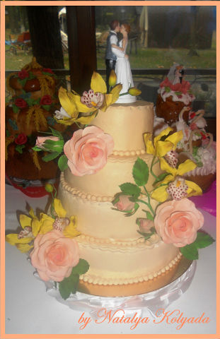 Свадебные с сахарными цветами.