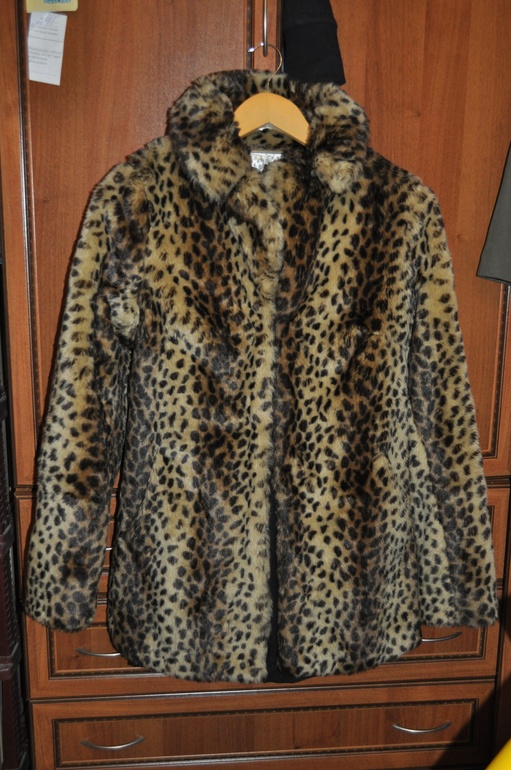 Много одежды в отличном состоянии(разные размеры)верхняя одежда. Буду добавлять.