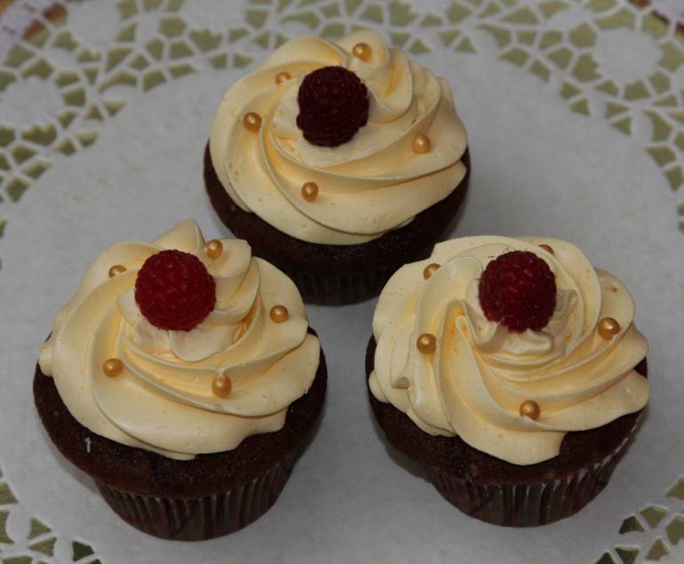 Морковные и кофейные капкейки с разными шапочками