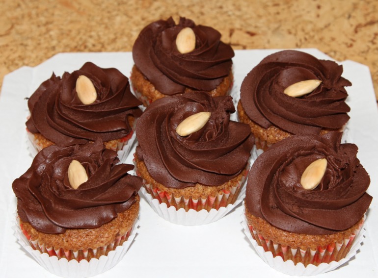 Морковные и кофейные капкейки с разными шапочками