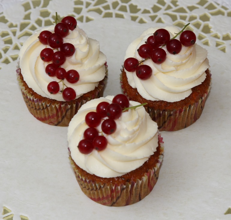 Морковные и кофейные капкейки с разными шапочками