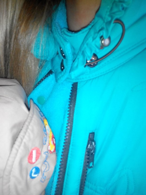 Продам демисезонную слингокуртку.