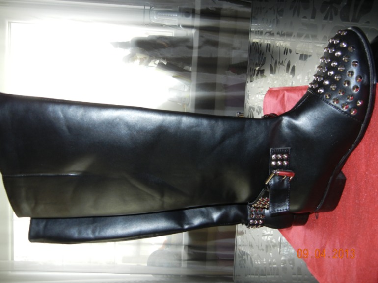 Продам сапоги новые  40р и резиновые 37р