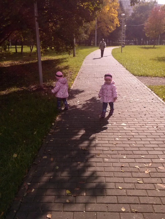 Гуляли в парке))