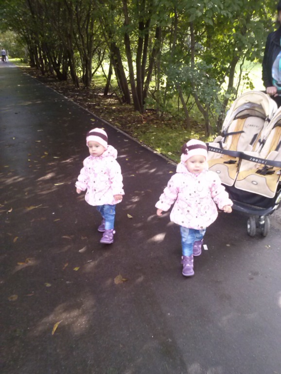 Гуляли в парке))