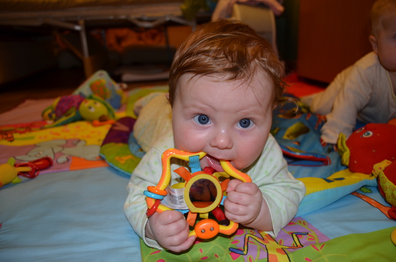 у меня есть дочка ей скоро пол годочка)))