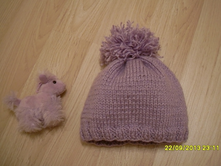 За вечер связала дочке шапочку на осень)