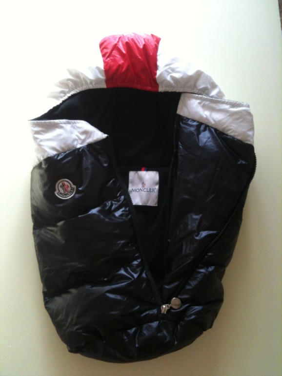 Пуховый конверт Moncler на новорожденного 1800 руб
