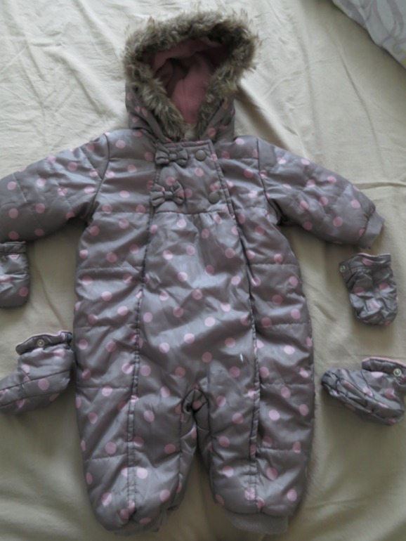 Продам комбинезон на осень-весну на девочку рост 60 см+5 см цена 800 рублей