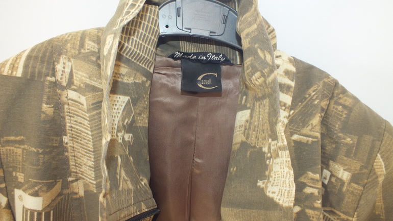 Продам плащ Roberto cavalli как новый 3500
