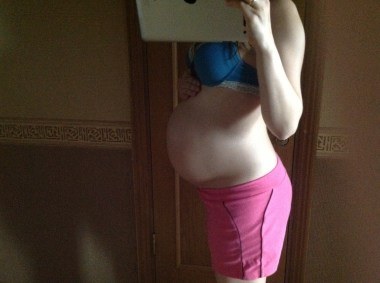 Опустился живот 34. Живот на 25 неделе беременности. Низкий живот. Живот на 33 неделе беременности. Кривой беременный живот.