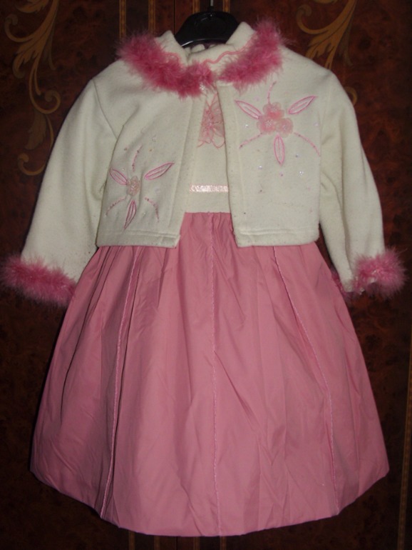 Красивое пальто,шляпа,сумочка для маленькой модницы 3-5 лет и много ещё другой одежды.